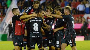 Festejo. Todos abrazan a Lema, autor de un gol de tiro libre frente a Col&oacute;n.