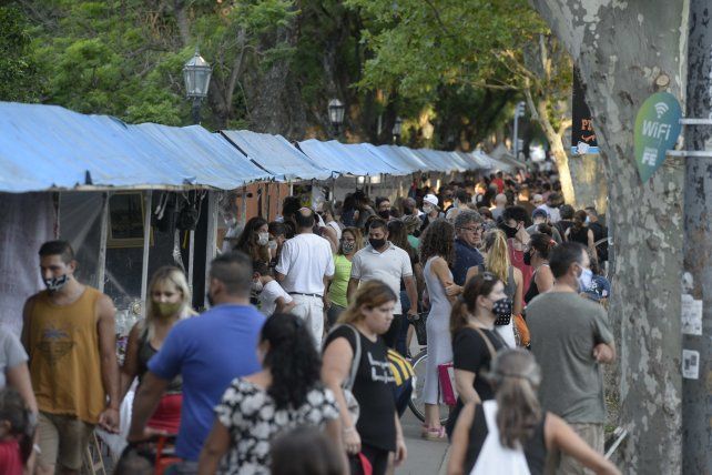 Las ferias que se extienden sobre la costa central se vieron colmadas de rosarinos y visitantes.