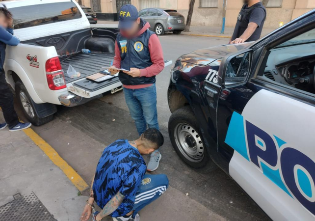 El presunto delivery de drogas detenido por la Policía Federal en barrio Pichincha.