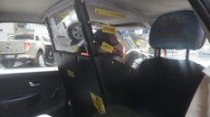 Uno de los taxis con la mampara antivandálica colocada que ayer estacionaron en la puerta del anexo del Concejo. Uno de los taxis con la mampara antivandálica colocada que ayer estacionaron en la puerta del anexo del Concejo.