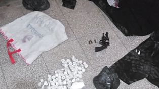 Cocaína, armas y uniformes de la policía de la provincia: llamativo hallazgo de una vivienda deshabitada de la zona norte.&nbsp;