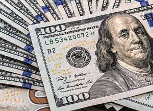 El dólar blue anotó su primera caída en seis jornadas: a cuánto cotizó