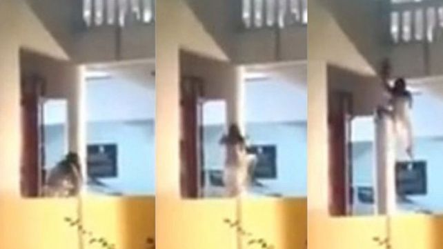 Una mujer poseída trepa paredes y genera terror en las redes