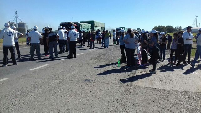 Los empleados de la empresa SanCor se manifiestan en las rutas en reclamo de una solución.&nbsp;