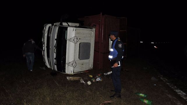 Un camión volcó y su conductor fue hospitalizado