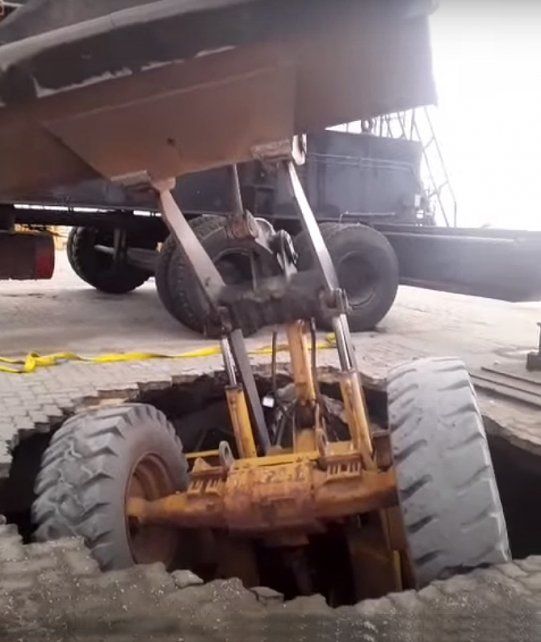Una pala mecánica cayó en un hundimiento del muelle.
