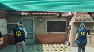 La droga estaba en 31 panes escondidos en bolsas de nailon debajo de una cama.