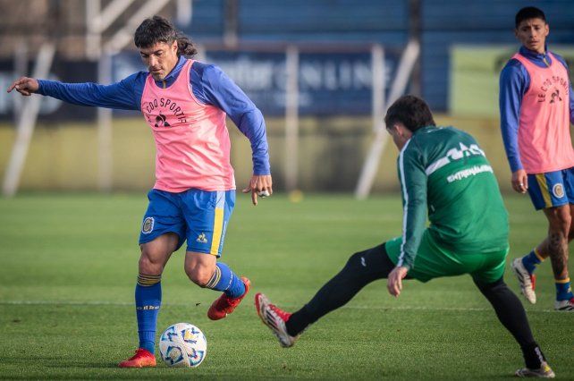 Ignacio Malcorra busca el desequilibrio frente a la marca del jugador de Sarmiento. Nacho volvió a convertir para Central.