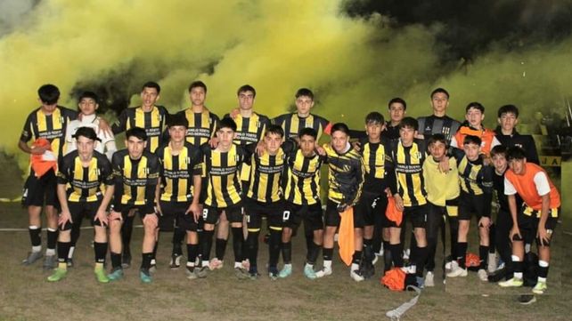 El nuevo campeón de tercera división. El plantel de Sporting de Bigand se quedó con el título 2024 en la Liga Deportiva del Sur
