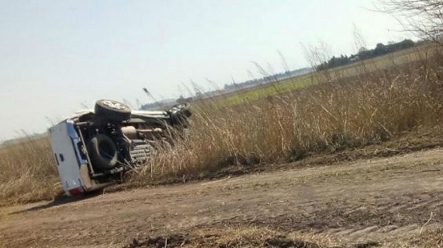 La camioneta Hilux en la que huían escapaban tres hombres volcó en un camino rural. (gentileza Ahora Casilda)