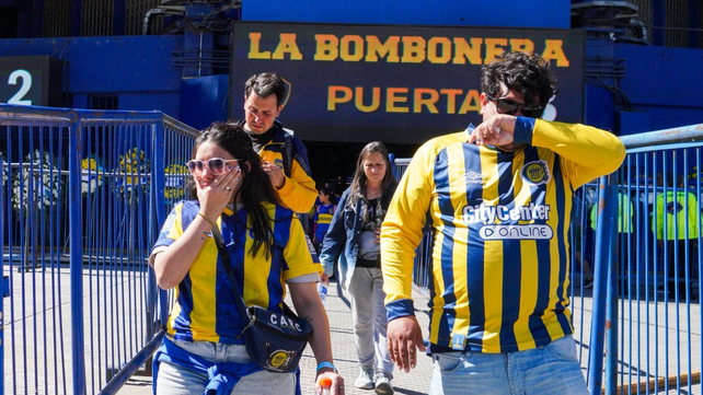 Hinchas de Central se acercaron a la Bombonera a despedir a Miguel Ángel Russo