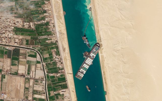 La ardua tarea para desbloquear el canal de Suez