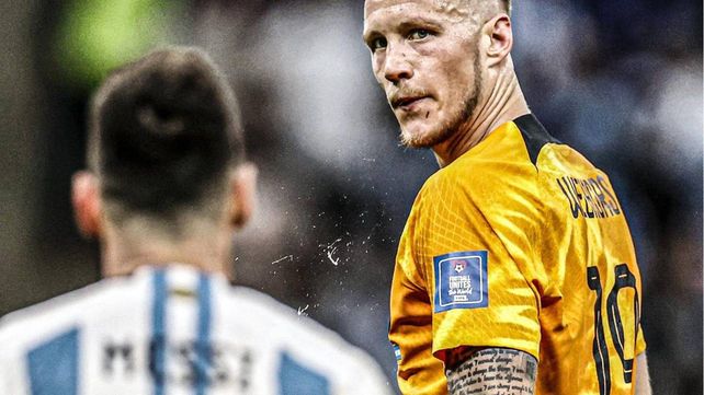 Wout Weghorst y Lionel Messi