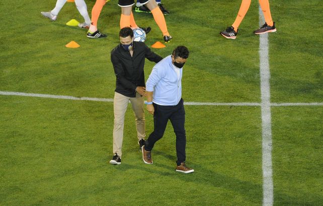 El Kily González y Gallardo se saludan en la previa del Central-River en noviembre de 2020, en plena pandemia.