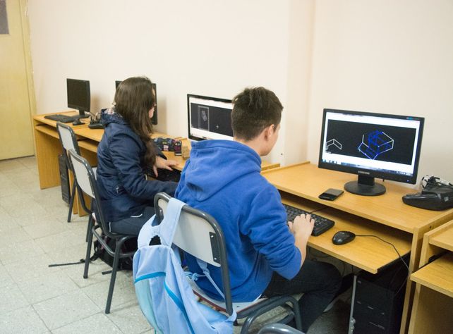 Alumnos de la escuela técnica Nº 468 realizan reparaciones y reciclado de notebooks y PC.