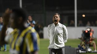 A los gritos. Russo se quejó por la expulsión del capitán Ortiz en una noche donde su equipo se pegó la vuelta con una derrota.