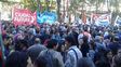 La Plaza 25 de Mayo se colmó de manifestantes que llegaron para acompañar a las Madres en su habitual ronda de los jueves y pedir por Santiago Maldonado. La Plaza 25 de Mayo se colmó de manifestantes que llegaron para acompañar a las Madres en su habitual ronda de los jueves y pedir por Santiago Maldonado.