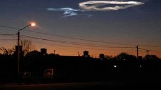 Fotos y video del raro fenómeno que iluminó la noche en el norte argentino