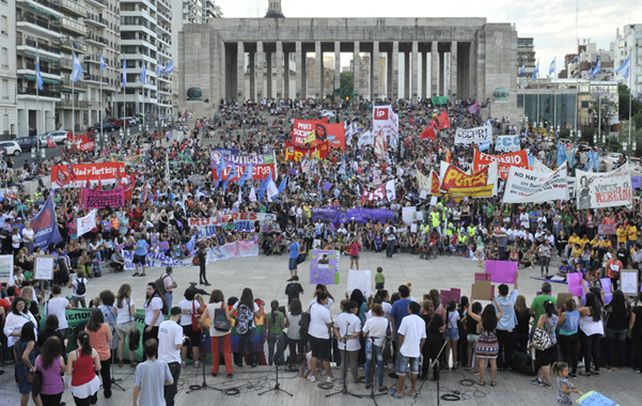 La convocatoria. Con carteles y música se escuchó un fuerte pedido de políticas de prevención. (foto: Virginia Benedetto)