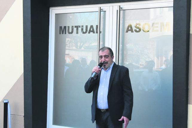 El presidente del Consejo Directivo de la ASOEM Mutual, Juan R. Medina, brindando su discurso.