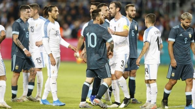 Discutido. Godín trata de calmar a Messi