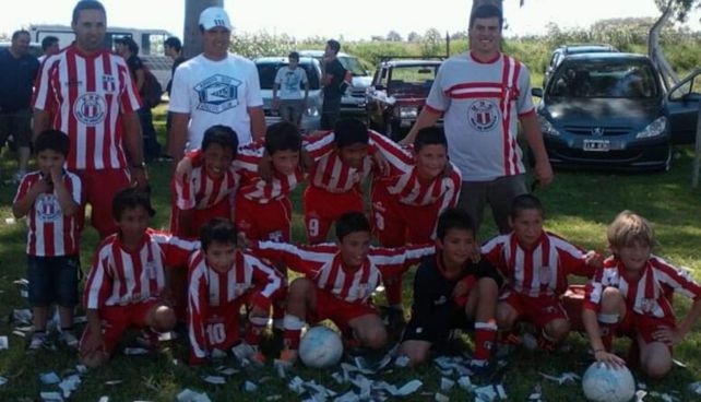 Alejo Véliz, el goleador bailarín que en el club de su pueblo también jugaba de central