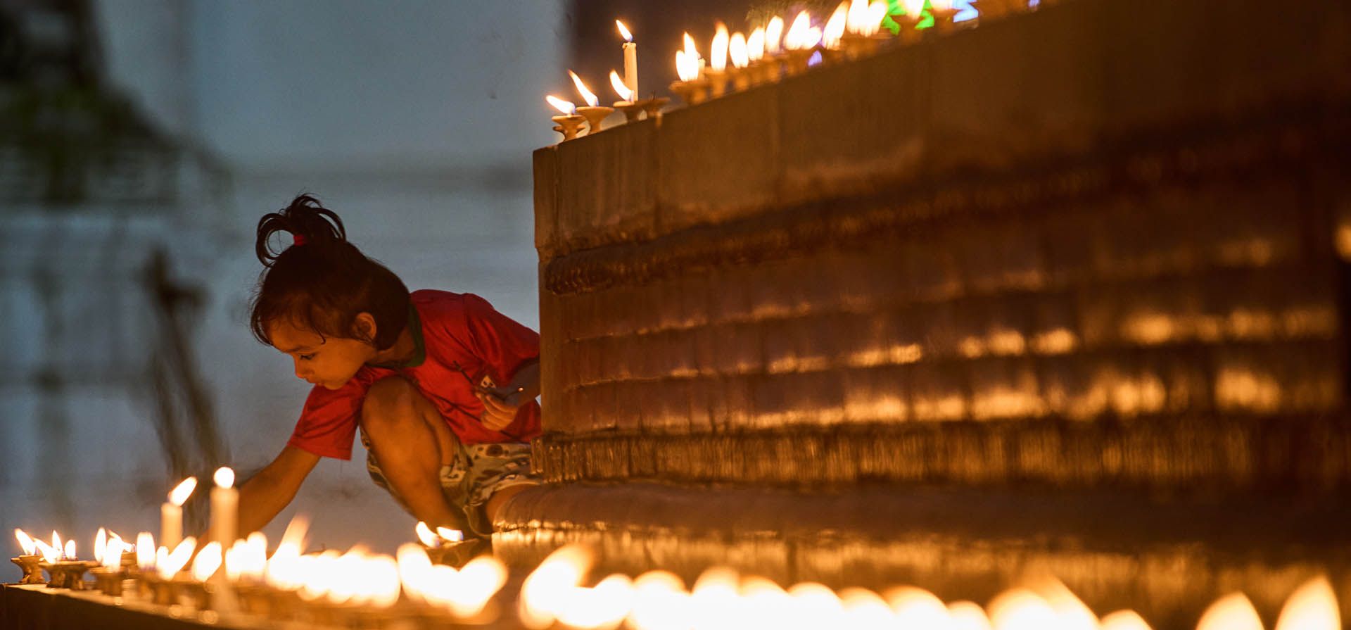 Una niña enciende una vela durante una jornada de duelo por las víctimas de las inundaciones del 26 de agosto en Katmandú, Nepal, el lunes 7 de septiembre de 2026. (Foto AP/Dar Yasin) Una niña enciende una vela durante una jornada de duelo por las víctimas de las inundaciones del 26 de agosto en Katmandú, Nepal, el lunes 7 de septiembre de 2026. (Foto AP/Dar Yasin)