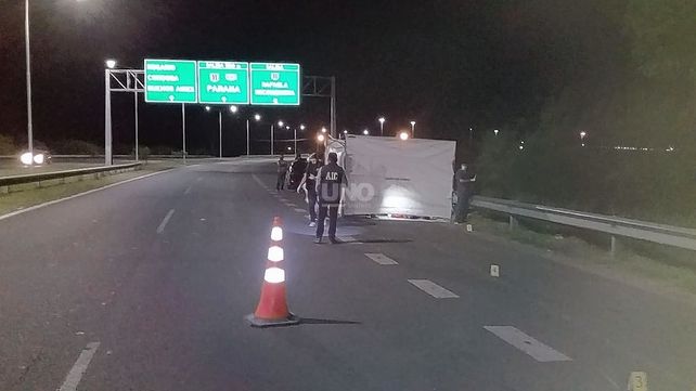 Antes de la medianoche encontraron sin vida a un motociclista a la vera de la AU Santa Fe-Rosario. Tenía un balazo en la cabeza.