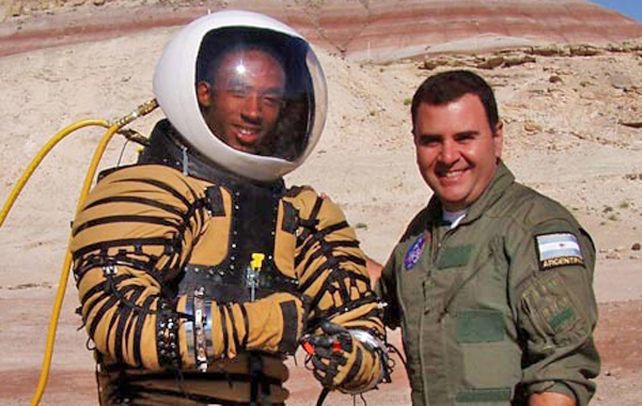 Cabo Cañaveral. El ingeniero Pablo de León junto a uno de los astronautas que probó el traje NDX-1.