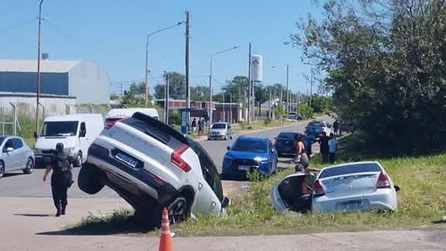 Por motivos que se investigan tras un choque ambos vehículos quedaron en una alcantarilla en calle Don Bosco