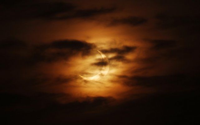 A medida que sale el sol en los Berkshires, Massachusetts, la luna pasa entre la tierra y el sol, proyectando su sombra sobre el hemisferio norte de la tierra para un eclipse solar anular.