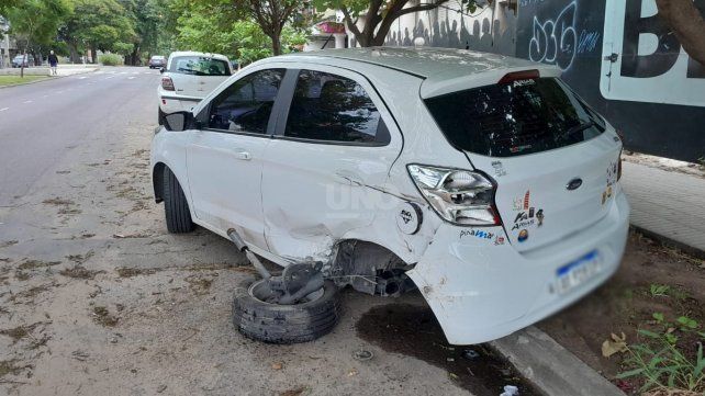 Así quedó el automóvil chocado por otro que se dio ala fuga sobre bulevar Gálvez al 900