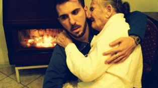 La foto de una abuela, su nieto y un conmovedor mensaje que emociona al mundo