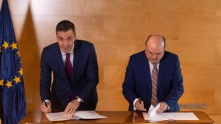Pedro Sánchez y el jefe del PNV, Andoni Ortuzar, durante la firma de los puntos del acuerdo este viernes.