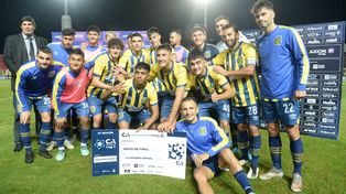 Los jugadores de Central y el cheque conseguido por avanzar en la Copa Argentina. Ahora, Quilmes.