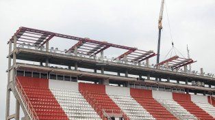 Unión mostró cómo sigue el montaje del techo de los palcos