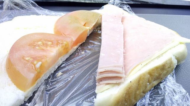 Indignación por la artimaña de un restaurante para hacer ver sus sándwiches mucho más llenos Indignación por la artimaña de un restaurante para hacer ver sus sándwiches mucho más llenos