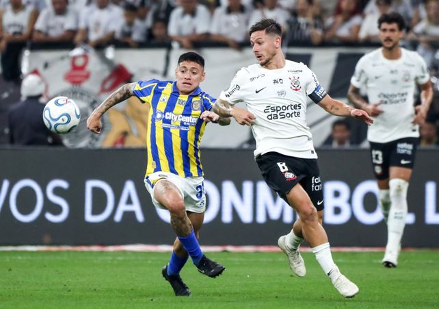 Federico Navarro fue de lo mejor de Central en la derrota ante Corinthinas. Hizo méritos como para seguir en el equipo.