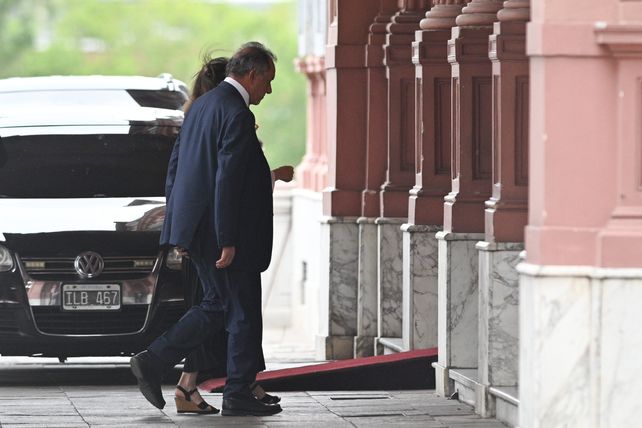 Daniel Scioli ingresa a la Casa Rosada acompañado de la canciller Diana Mondino.