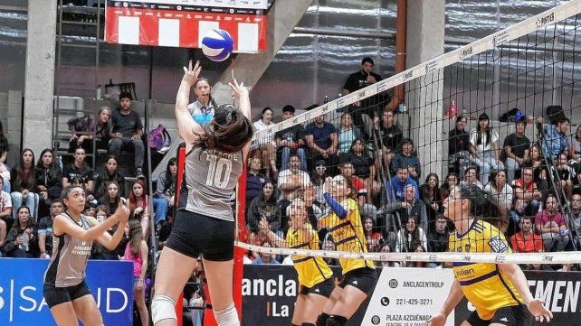 La santafesina Emilia Balagué (camiseta 10) en plena acción en el triunfo de Estudiantes ante Boca. Juniors.