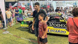 El joven piloto compartió un grato momento con su gente en la fiesta aniversario de Ramírez.