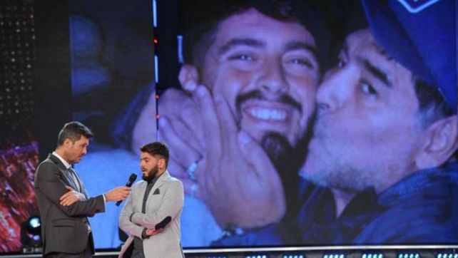 Tinelli no pudo contener su emoción y alegría por el deseado encuentro entre padre e hijo.