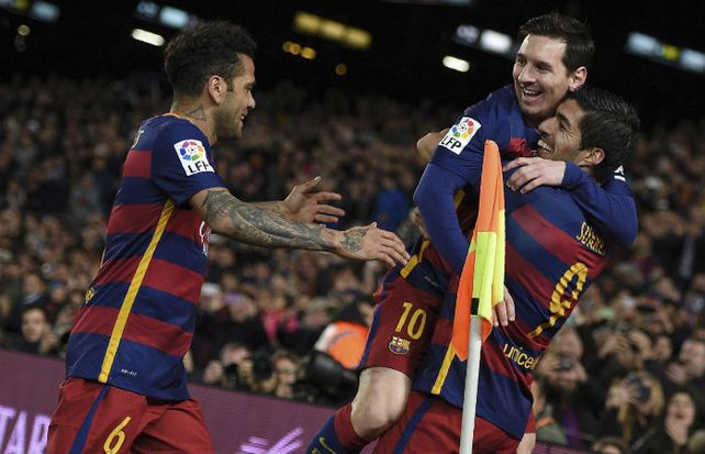 Leo festeja junto a Luis Suárez y Dani Alves.