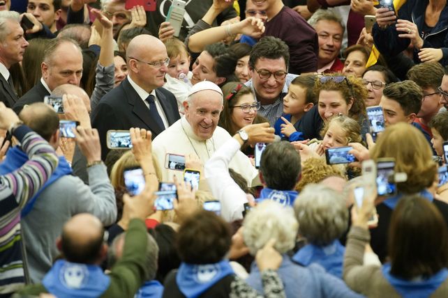 Emociones. El Papa es saludado ayer por centenares de fieles que visitaron el Vaticano.
