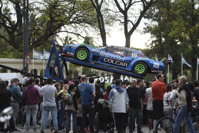 La Dodge de Nicolás Moscardini es bajada ante la multitud.