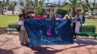 La movilización partió desde Plaza Moreno hasta los Tribunales de Victoria. Reclamaron justicia por el femicidio de Fabiana Bruselario, cuyo cuerpo fue hallado en Rincón del Doll