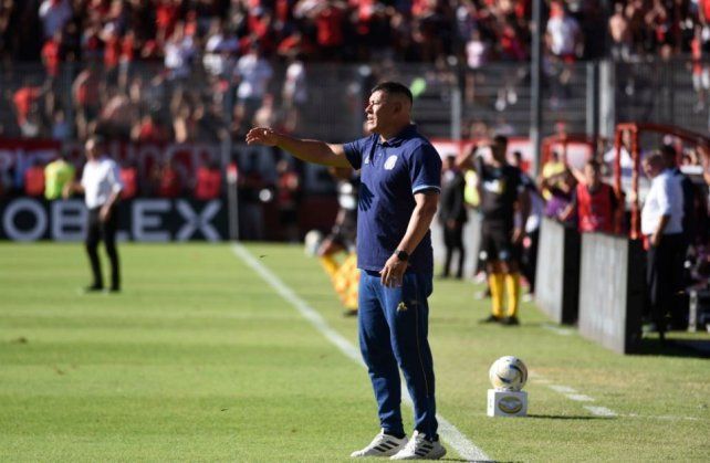 Jorge Almirón se vio en la obligación de meter mano en el equipo de Central que visitará a Argentinos.