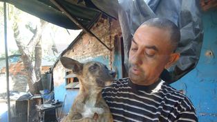 SOLIDARIO. Roberto destina lo que junta de las changas de desmalezado y limpieza para atender a sus amigos.