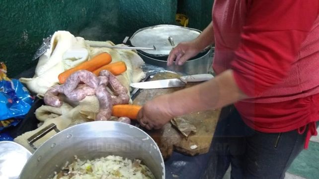 VIDEO: En barrio Güiraldes hicieron chocolatada para los chicos y buseca para las familias