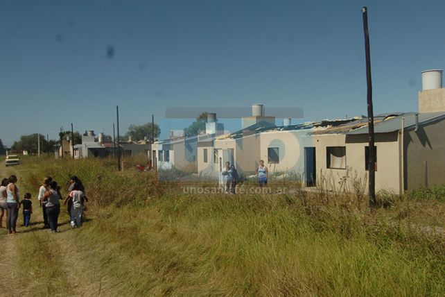 Las familias que usurparon viviendas recibieron notificaciones de desalojo